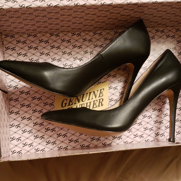 Victoria Secret  4" Leather Point Toe Stilettos - Picture 8 of 8